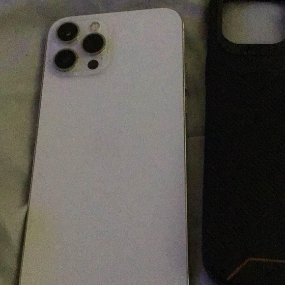 iPhone 12 MAX PRO PREOWNED 512G UNLOCKED MINOR WEAR BUT BEEN IN CASE - Picture 1 of 7